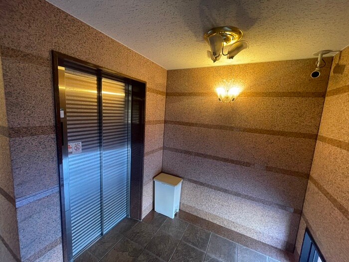 物件外観写真6　(エントランス部分)