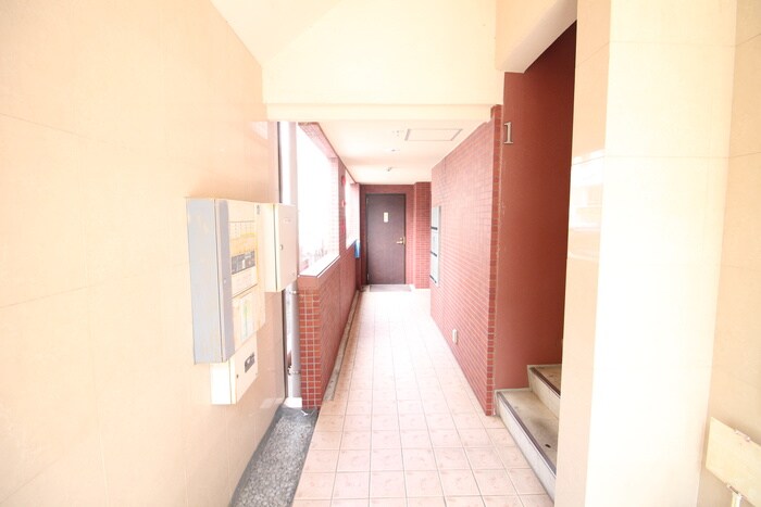 物件外観写真2　(エントランス部分)