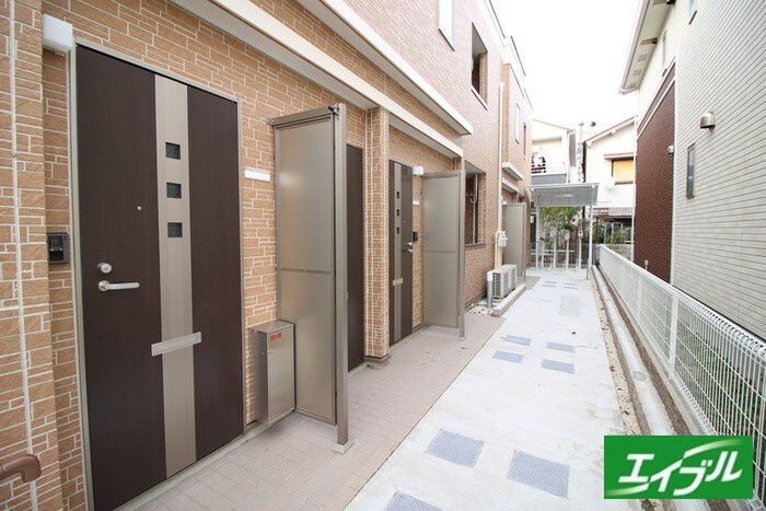 物件外観写真2　(エントランス部分)