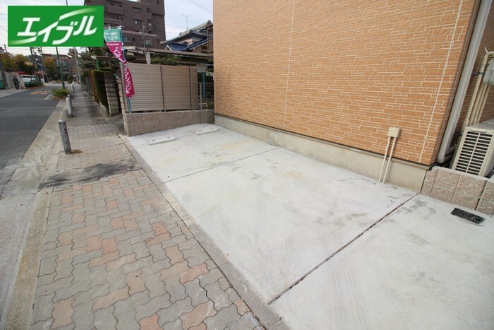 物件外観写真3　(駐車場)