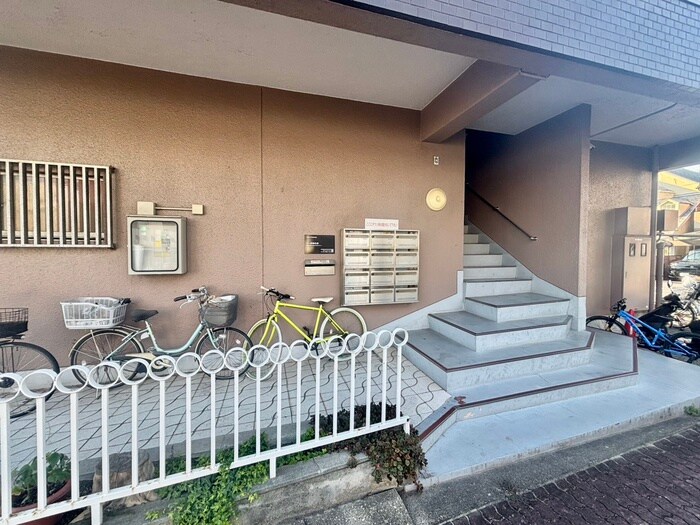 物件外観写真3　(エントランス部分)