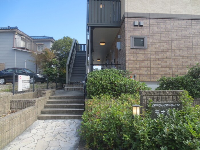 物件外観写真4　(エントランス部分)