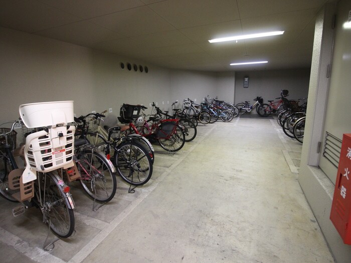 物件外観写真4　(駐輪場)