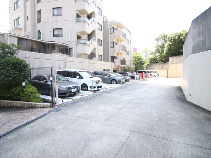 物件外観写真5　(駐車場)