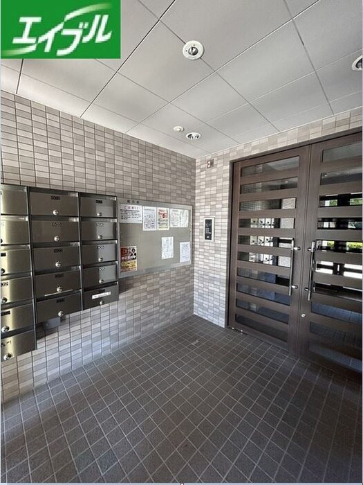 物件外観写真3　(エントランス部分)