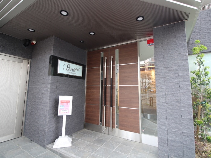 物件外観写真4　(エントランス部分)