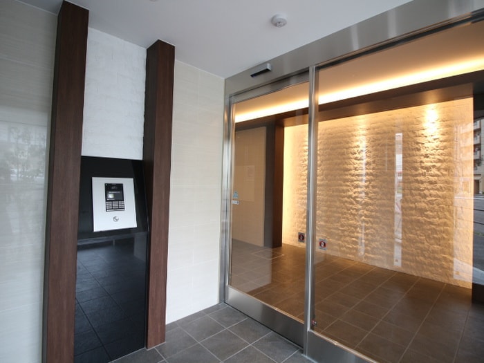 物件外観写真5　(エントランス部分)