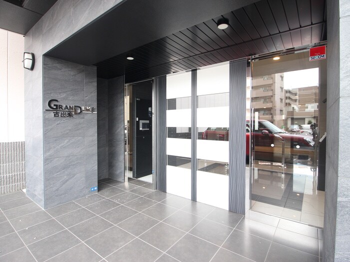 物件外観写真2　(エントランス部分)