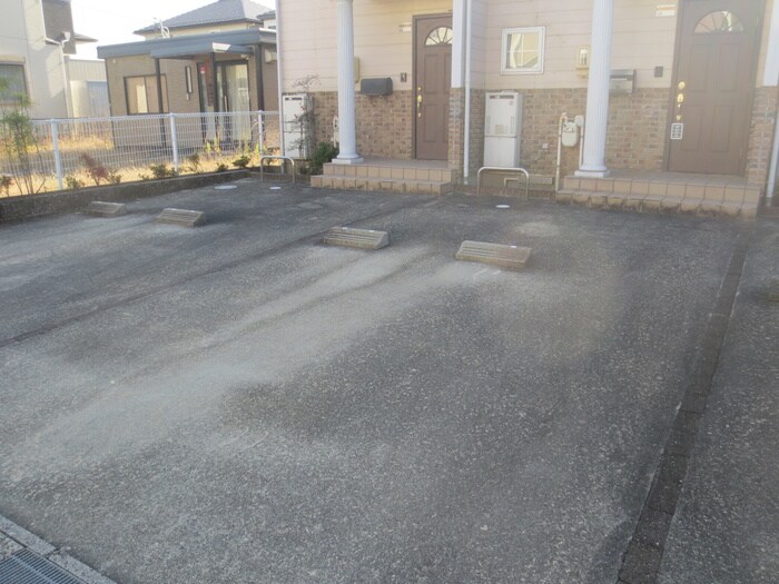 物件外観写真5　(駐車場)