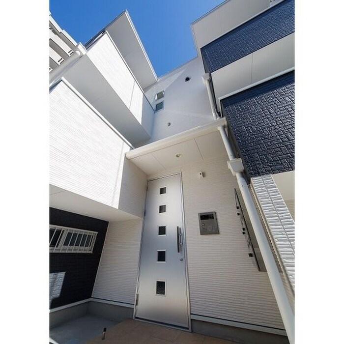 物件外観写真2　(エントランス部分)