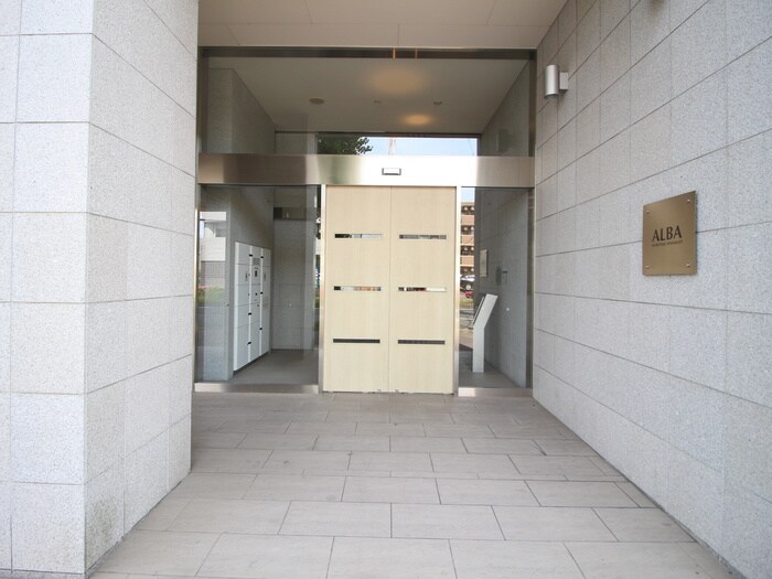 物件外観写真2　(エントランス部分)