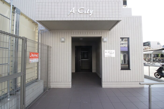 物件外観写真2　(エントランス部分)