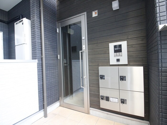 物件外観写真6　(エントランス部分)