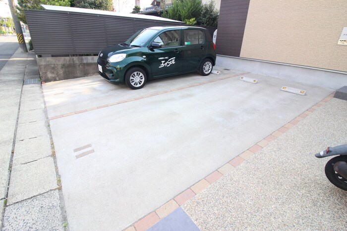 物件外観写真3　(駐車場)