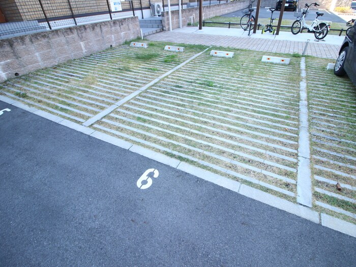 物件外観写真3　(駐車場)