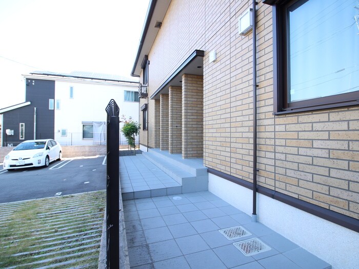 物件外観写真6　(エントランス部分)