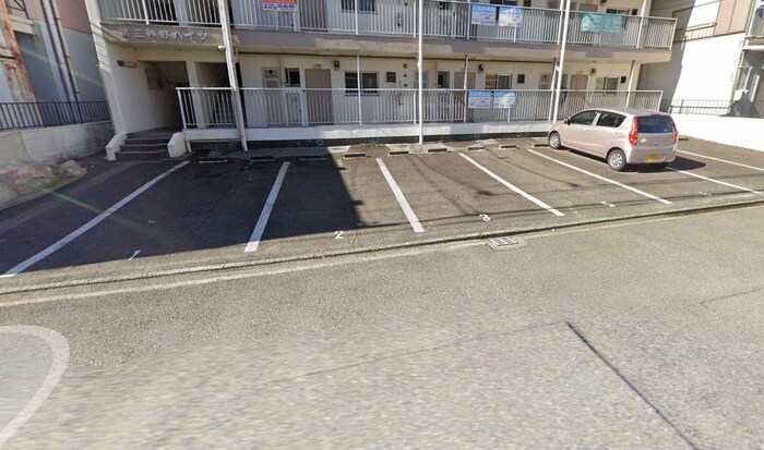 物件外観写真3　(駐車場)