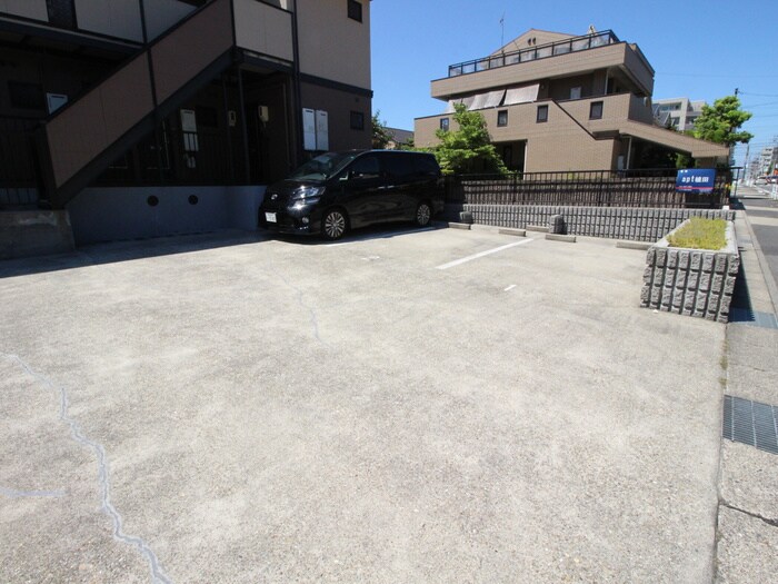 物件外観写真5　(駐車場)