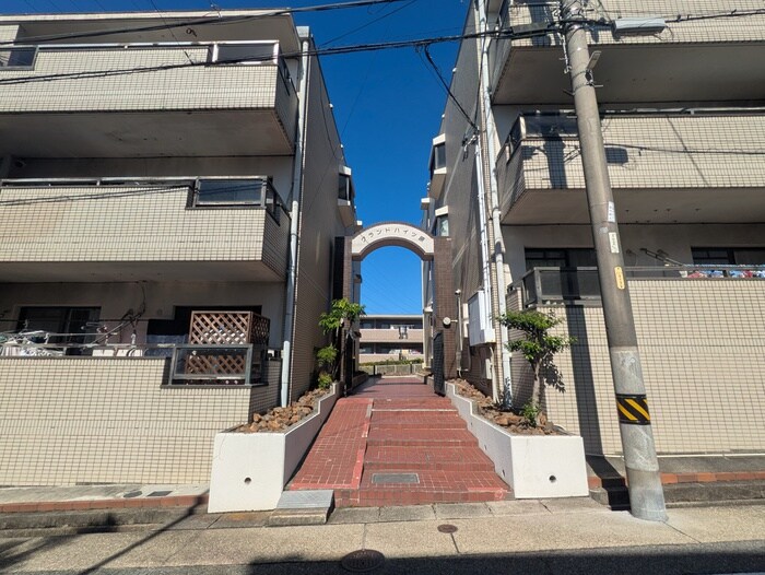 物件外観写真1　(エントランス部分)