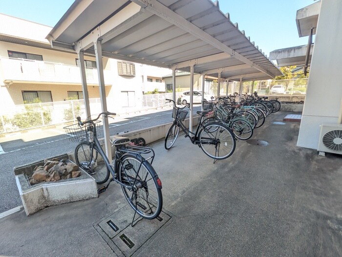 物件外観写真5　(駐輪場)