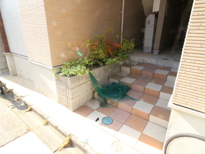 物件外観写真2　(エントランス部分)