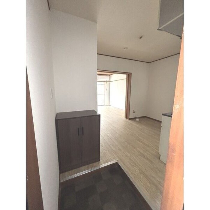 物件内観写真4　(玄関)