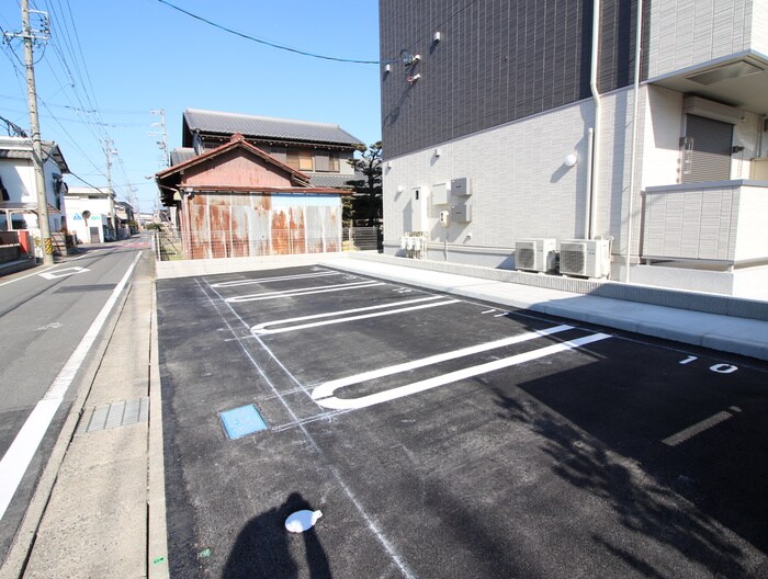 物件外観写真6　(駐車場)