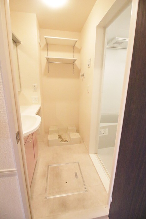 物件内観写真11　(洗濯機置場)