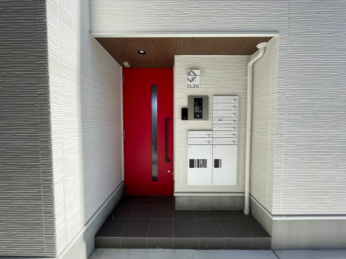 物件外観写真6　(エントランス部分)