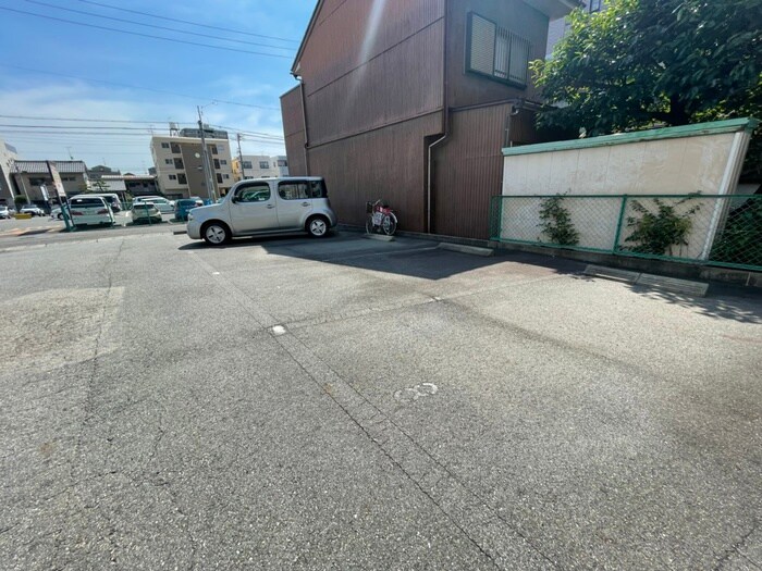 物件外観写真2　(駐車場)