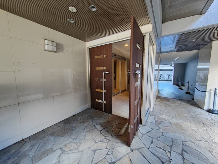 物件外観写真5　(エントランス部分)