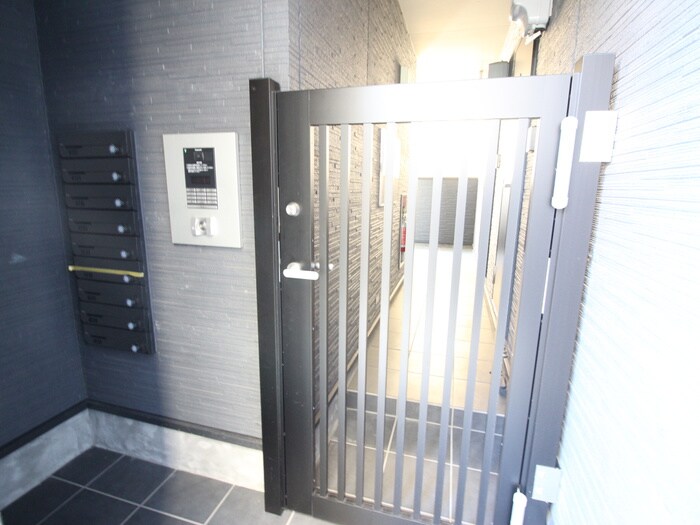 物件外観写真3　(エントランス部分)