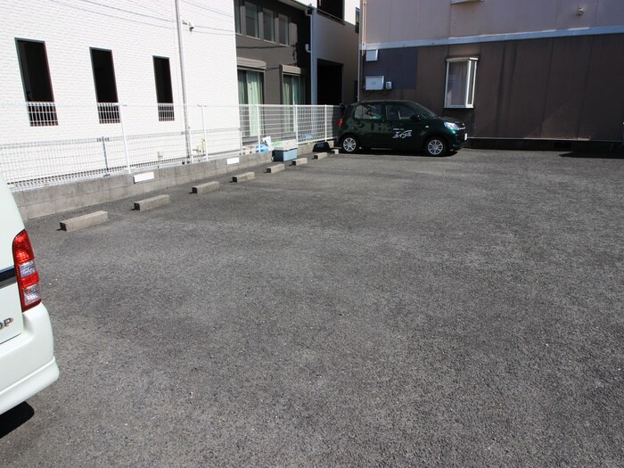 物件外観写真3　(駐車場)