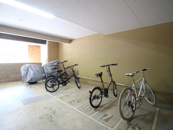 物件外観写真4　(駐輪場)