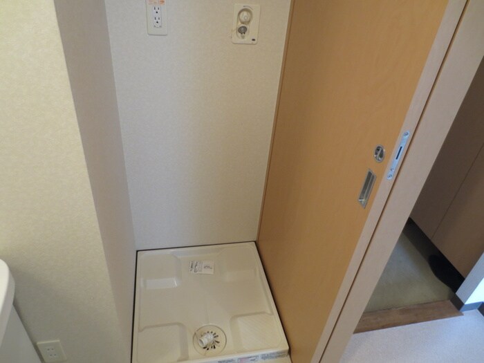 物件内観写真12　(洗濯機置場)