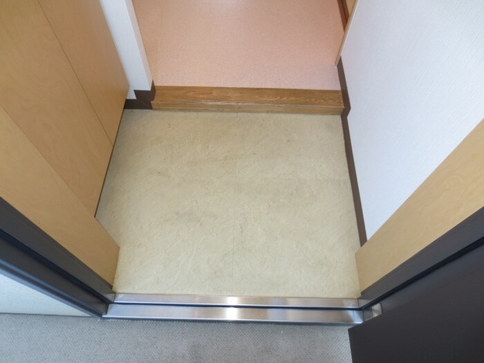 物件内観写真13　(玄関)