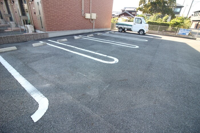 物件外観写真3　(駐車場)