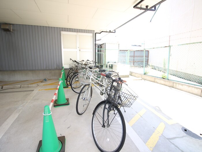 物件外観写真4　(駐輪場)