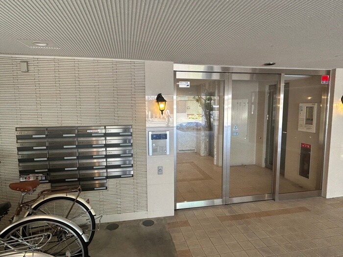 物件外観写真2　(エントランス部分)