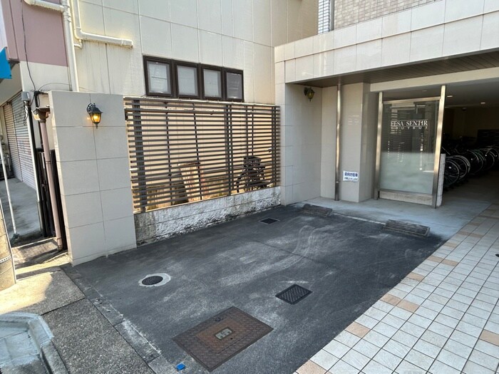 物件外観写真4　(駐車場)