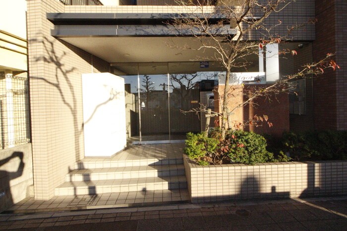 物件外観写真2　(エントランス部分)