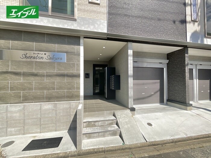 物件外観写真2　(エントランス部分)