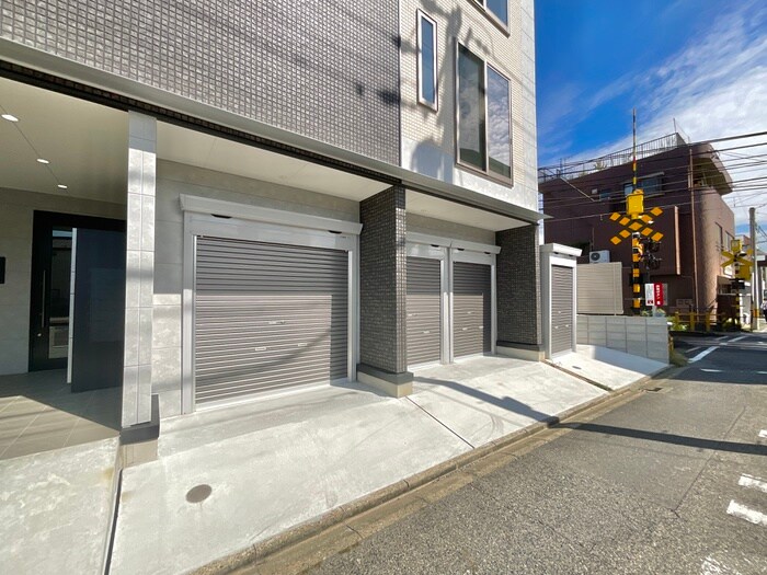 物件外観写真6　(バイク置き場)