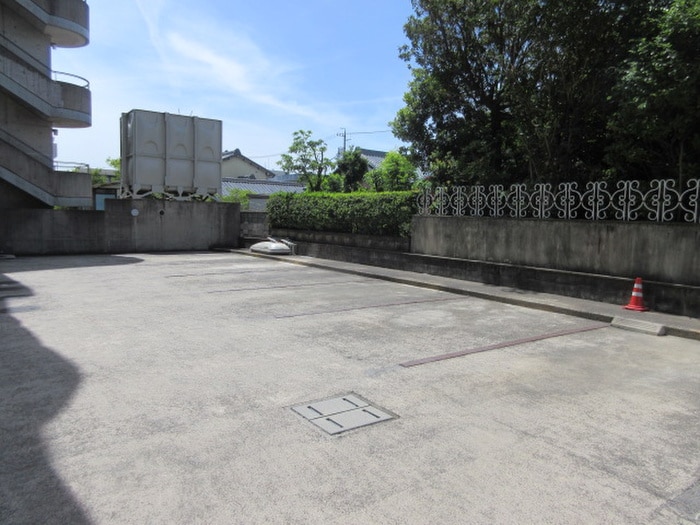 物件外観写真5　(駐車場)
