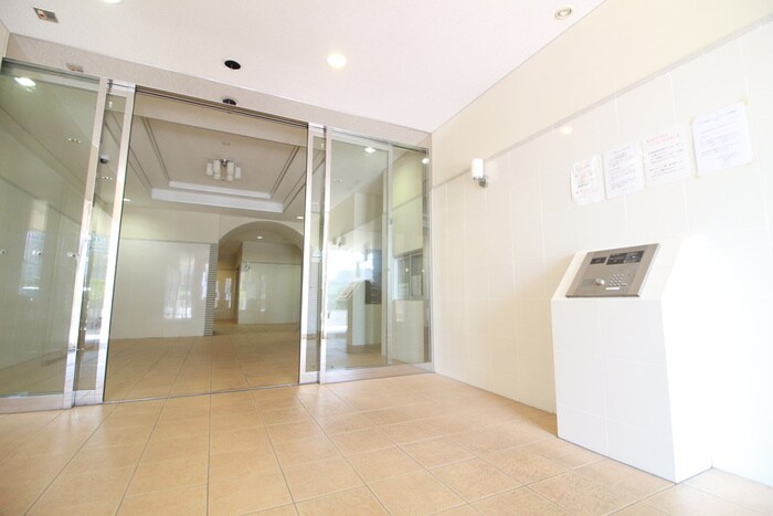 物件外観写真4　(エントランス部分)