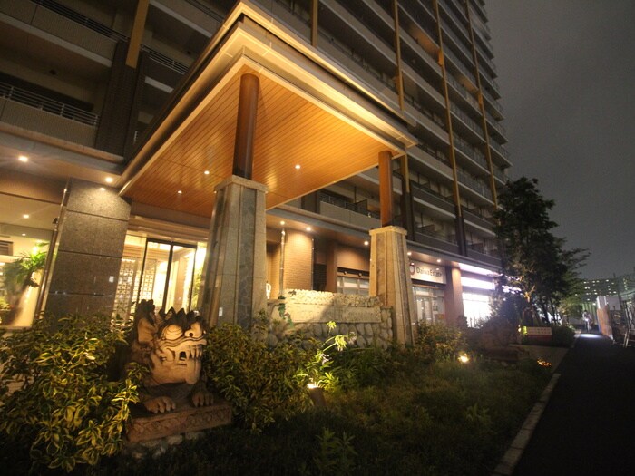 物件外観写真1　(エントランス部分)