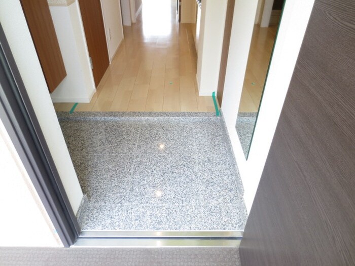 物件内観写真7　(玄関)