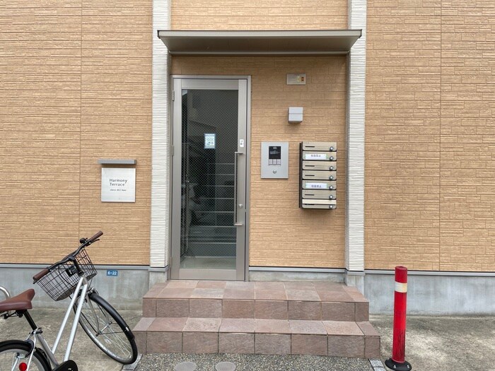 物件外観写真2　(エントランス部分)