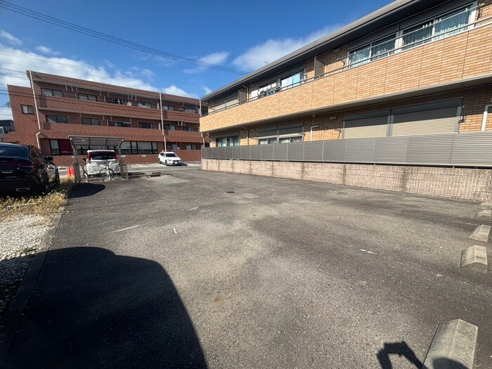 物件外観写真1　(駐車場)