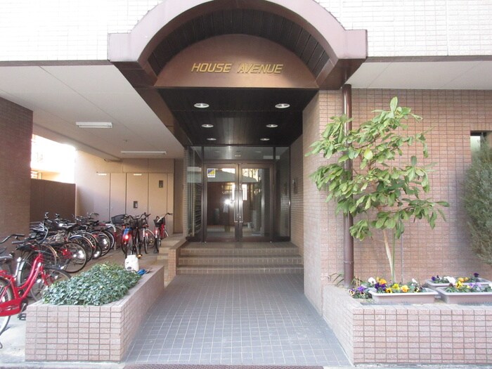 物件外観写真2　(エントランス部分)